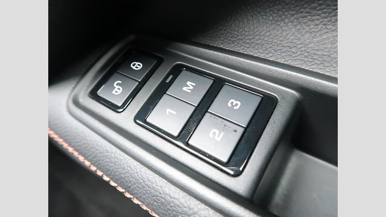 2017 認定中古車 Jaguar XE Narvik Black ディーゼル PRESTIGE