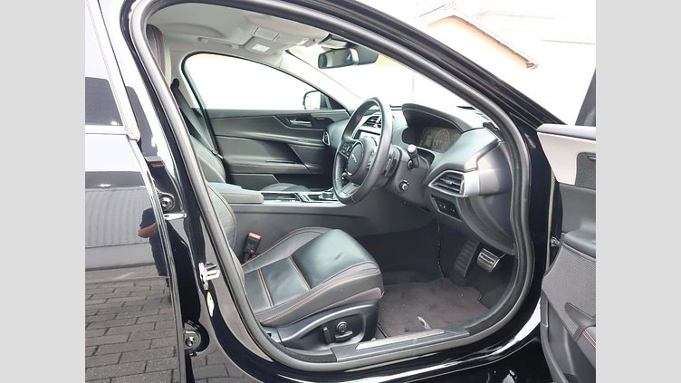 2017 認定中古車 Jaguar XE Narvik Black ディーゼル PRESTIGE
