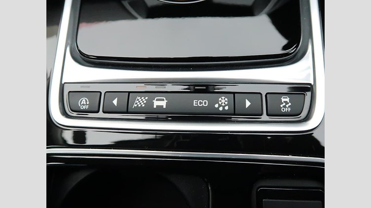 2017 認定中古車 Jaguar XE Narvik Black ディーゼル PRESTIGE