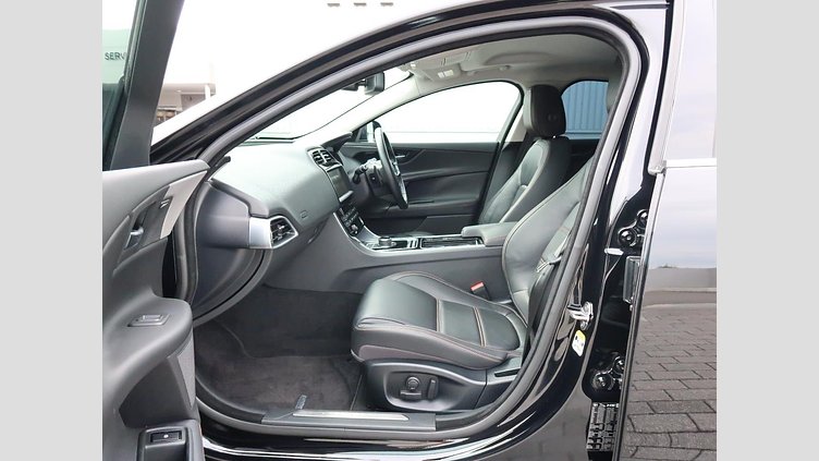 2017 認定中古車 Jaguar XE Narvik Black ディーゼル PRESTIGE