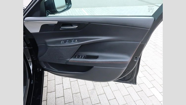 2017 認定中古車 Jaguar XE Narvik Black ディーゼル PRESTIGE