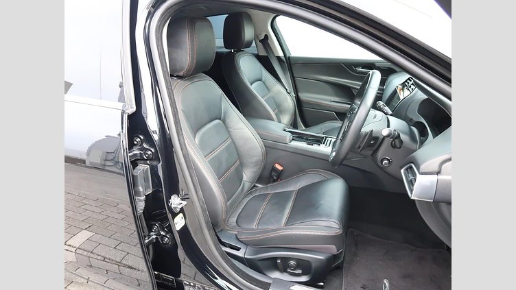 2017 認定中古車 Jaguar XE Narvik Black ディーゼル PRESTIGE