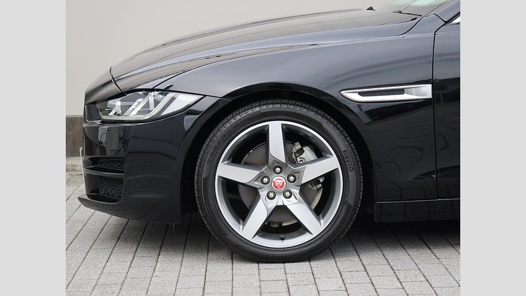 2017 認定中古車 Jaguar XE Narvik Black ディーゼル PRESTIGE
