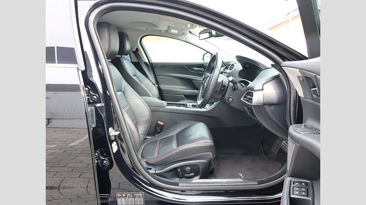 2017 認定中古車 Jaguar XE Narvik Black ディーゼル PRESTIGE
