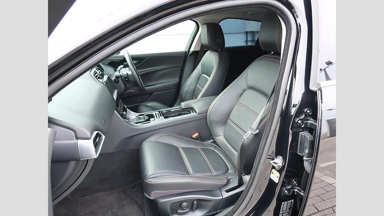 2017 認定中古車 Jaguar XE Narvik Black ディーゼル PRESTIGE