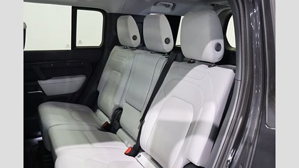 Defender 130 4
