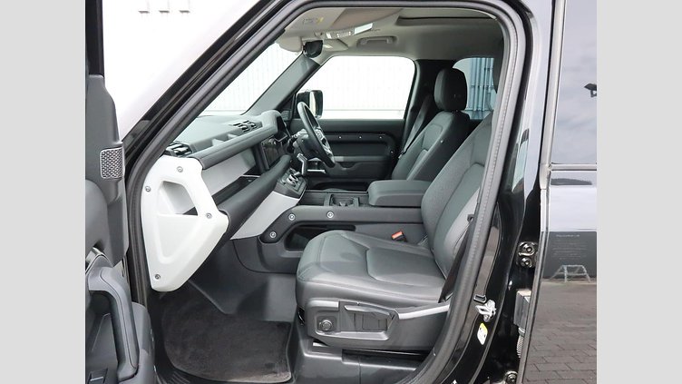 2023 認定中古車 Land Rover Defender 110 Santorini Black 3.0 litre i6D​ S