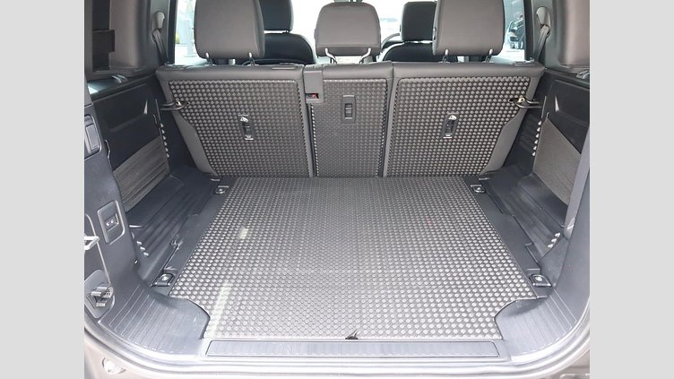 2023 認定中古車 Land Rover Defender 110 Santorini Black 3.0 litre i6D​ S