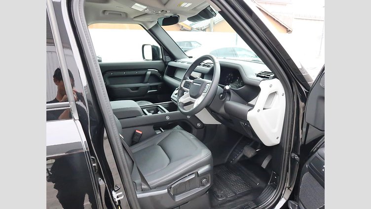 2023 認定中古車 Land Rover Defender 110 Santorini Black 3.0 litre i6D​ S