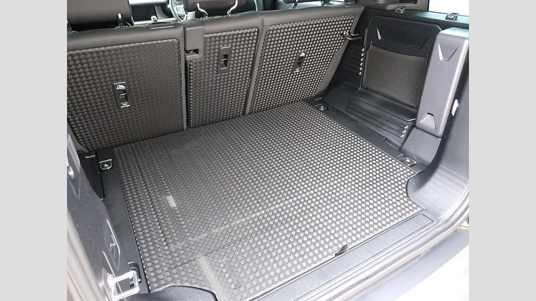 2023 認定中古車 Land Rover Defender 110 Santorini Black 3.0 litre i6D​ S