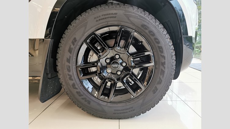 2024 認定中古車 Land Rover Defender 130 フジホワイト D300 AWD（AT） X-DYNAMIC HSE