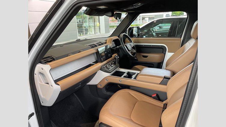 2025 認定中古車 Land Rover Defender 90 フジホワイト D350 ディーゼルマイルドハイブリッド X-Dynamic HSE