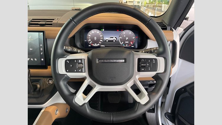 2025 認定中古車 Land Rover Defender 90 フジホワイト D350 ディーゼルマイルドハイブリッド X-Dynamic HSE