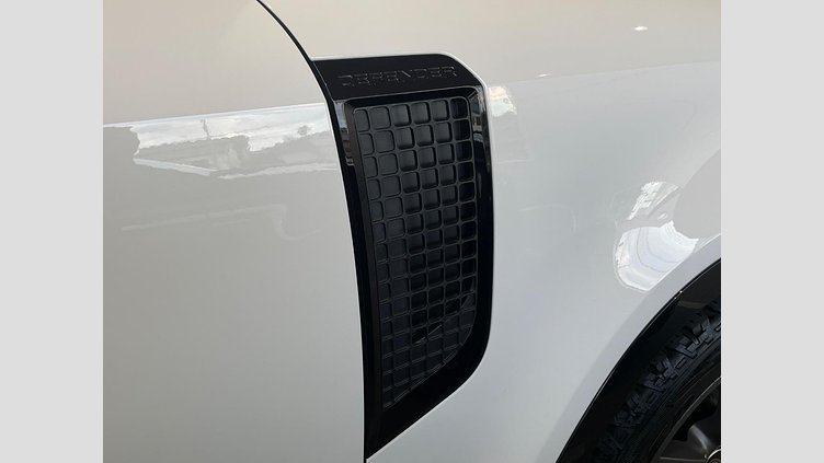 2025 認定中古車 Land Rover Defender 90 フジホワイト D350 ディーゼルマイルドハイブリッド X-Dynamic HSE