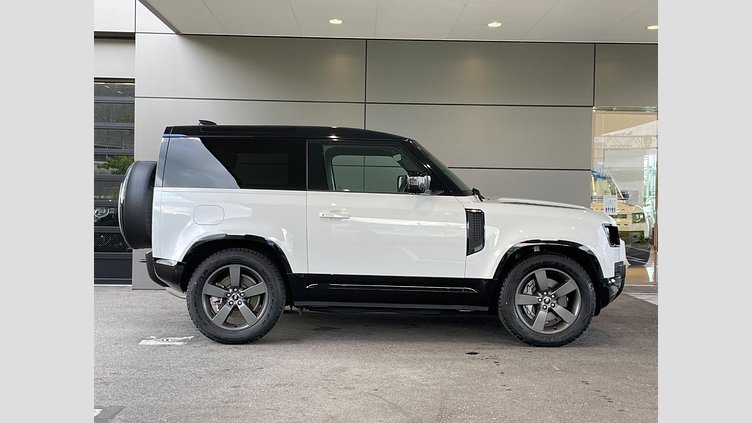 2025 認定中古車 Land Rover Defender 90 フジホワイト D350 ディーゼルマイルドハイブリッド X-Dynamic HSE