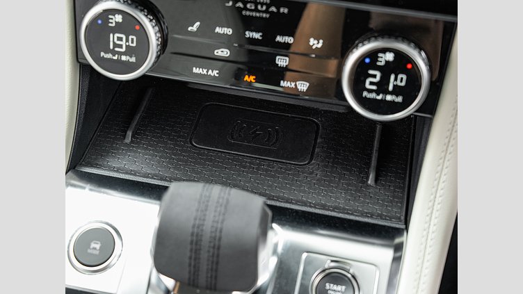 2024 認定中古車 Jaguar F-Pace オストゥーニパールホワイト P250 AWD（オートマチック） R-DYNAMIC HSE　P250