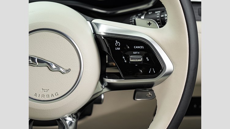 2024 認定中古車 Jaguar F-Pace オストゥーニパールホワイト P250 AWD（オートマチック） R-DYNAMIC HSE　P250