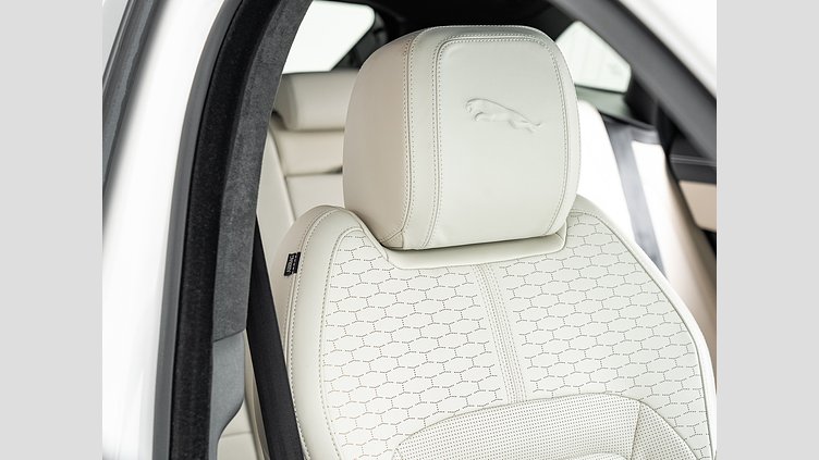 2024 認定中古車 Jaguar F-Pace オストゥーニパールホワイト P250 AWD（オートマチック） R-DYNAMIC HSE　P250