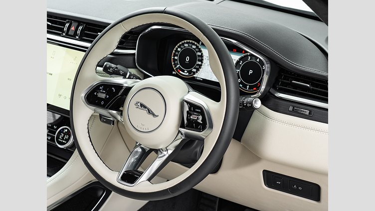 2024 認定中古車 Jaguar F-Pace オストゥーニパールホワイト P250 AWD（オートマチック） R-DYNAMIC HSE　P250