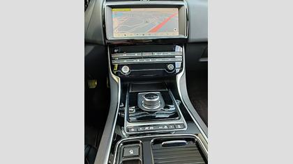 2018 JAZDENÉ VOZIDLÁ Jaguar XE Caesium Blue RWD 2.0 I4P Prestige AT Obrázok 24