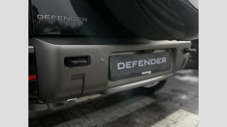 2024 SKLADOVÉ VOZIDLÁ Land Rover Defender 110 Santorini Black Ingenium 2,0-liter, 4-valec, 404 k, turbobenzín PHEV (automat), pohon všetkých kolies X-Dynamic HSE, 404 PS