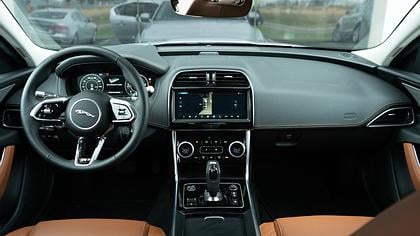 2021 JAZDENÉ VOZIDLÁ Jaguar XE Indus Silver AWD R-Sport AWD SE 2.0D 180PS Obrázok 4